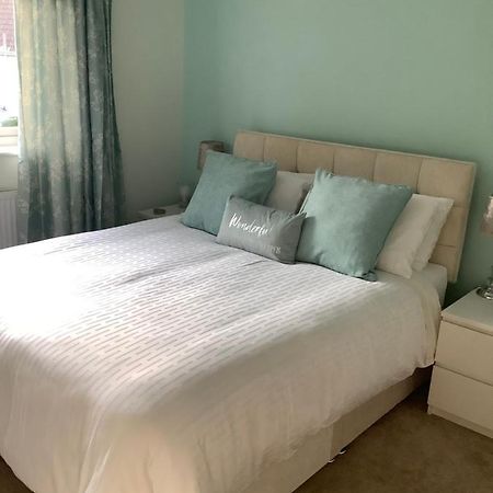 Private Room, Shared Bathroom With One Other, Tea And Coffee Making Facilities, Mini Fridge And Hairdryer, King Sized Bed With Help Yourself Continental Breakfast In Secluded Modern Property With Parking Bournemouth Exteriör bild