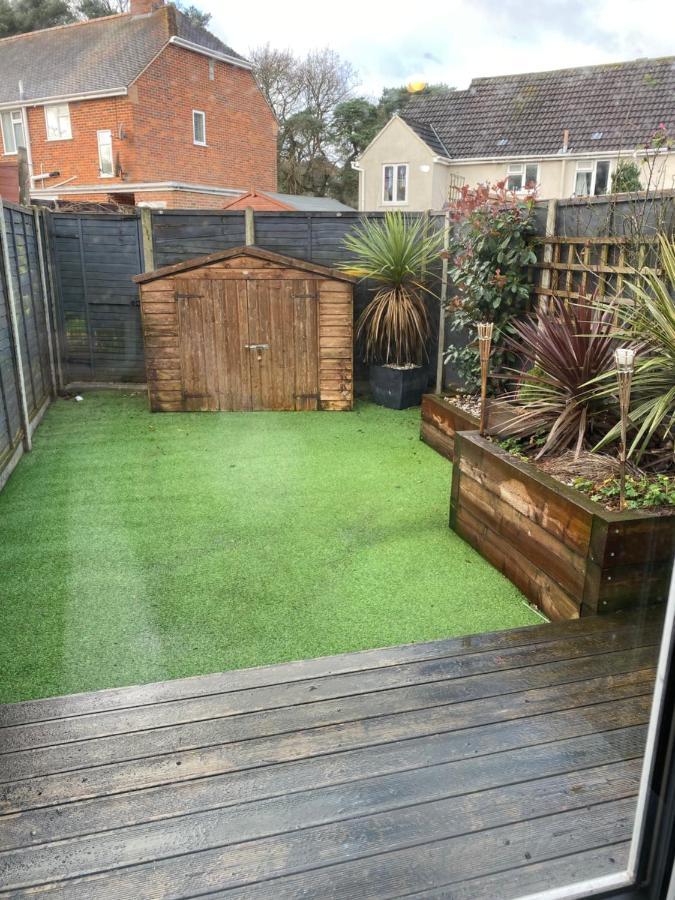 Private Room, Shared Bathroom With One Other, Tea And Coffee Making Facilities, Mini Fridge And Hairdryer, King Sized Bed With Help Yourself Continental Breakfast In Secluded Modern Property With Parking Bournemouth Exteriör bild