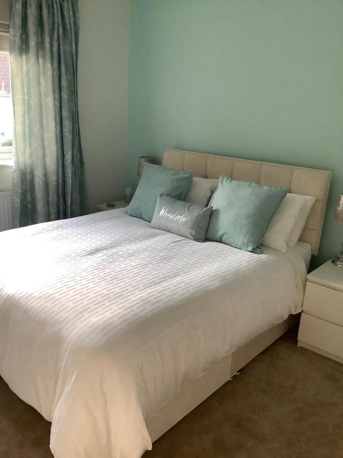 Private Room, Shared Bathroom With One Other, Tea And Coffee Making Facilities, Mini Fridge And Hairdryer, King Sized Bed With Help Yourself Continental Breakfast In Secluded Modern Property With Parking Bournemouth Exteriör bild