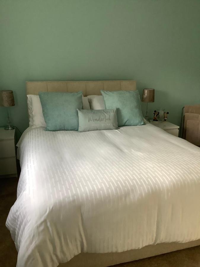 Private Room, Shared Bathroom With One Other, Tea And Coffee Making Facilities, Mini Fridge And Hairdryer, King Sized Bed With Help Yourself Continental Breakfast In Secluded Modern Property With Parking Bournemouth Exteriör bild