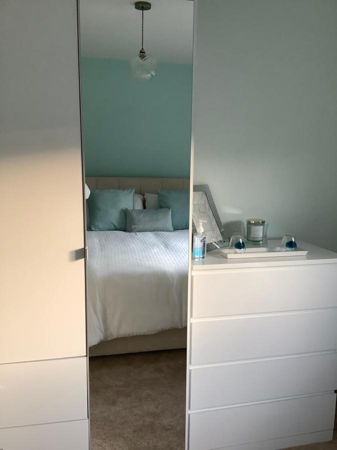 Private Room, Shared Bathroom With One Other, Tea And Coffee Making Facilities, Mini Fridge And Hairdryer, King Sized Bed With Help Yourself Continental Breakfast In Secluded Modern Property With Parking Bournemouth Exteriör bild