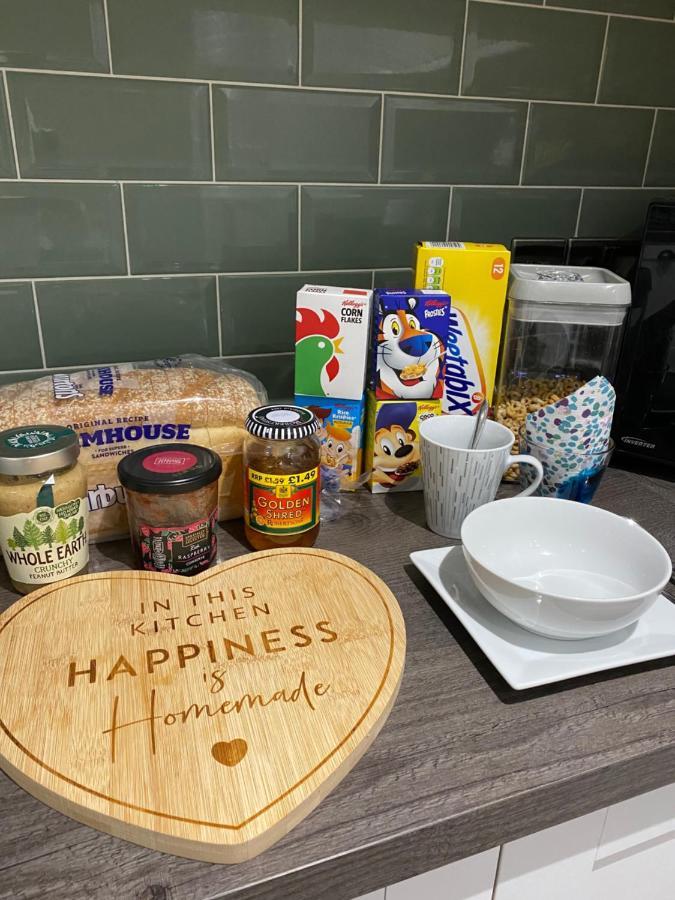 Private Room, Shared Bathroom With One Other, Tea And Coffee Making Facilities, Mini Fridge And Hairdryer, King Sized Bed With Help Yourself Continental Breakfast In Secluded Modern Property With Parking Bournemouth Exteriör bild