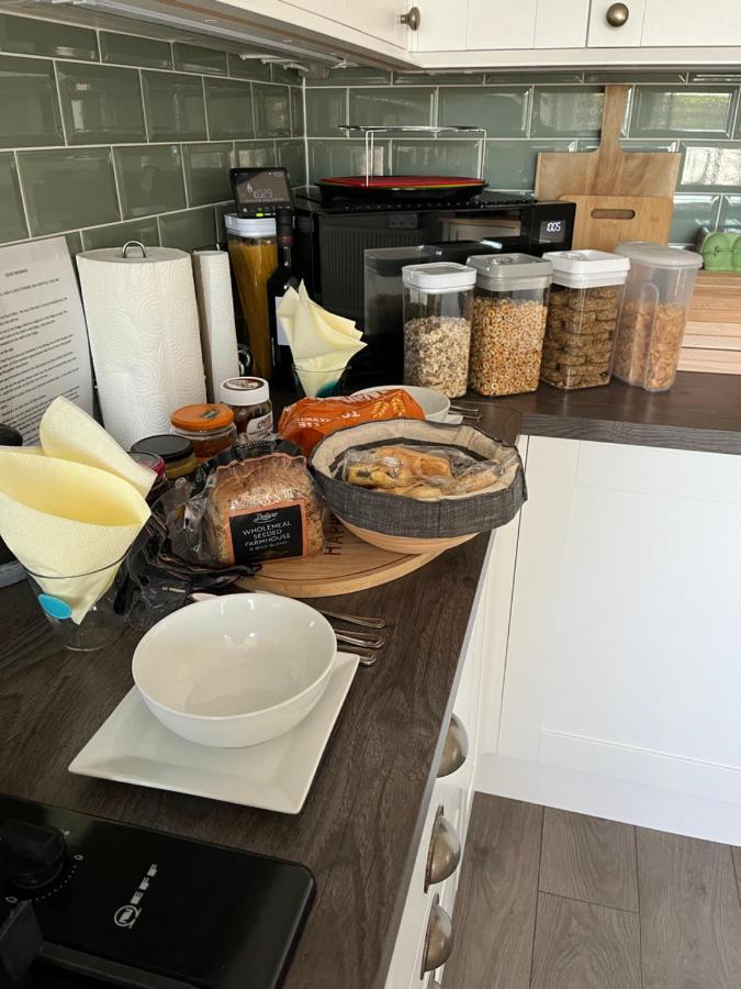 Private Room, Shared Bathroom With One Other, Tea And Coffee Making Facilities, Mini Fridge And Hairdryer, King Sized Bed With Help Yourself Continental Breakfast In Secluded Modern Property With Parking Bournemouth Exteriör bild