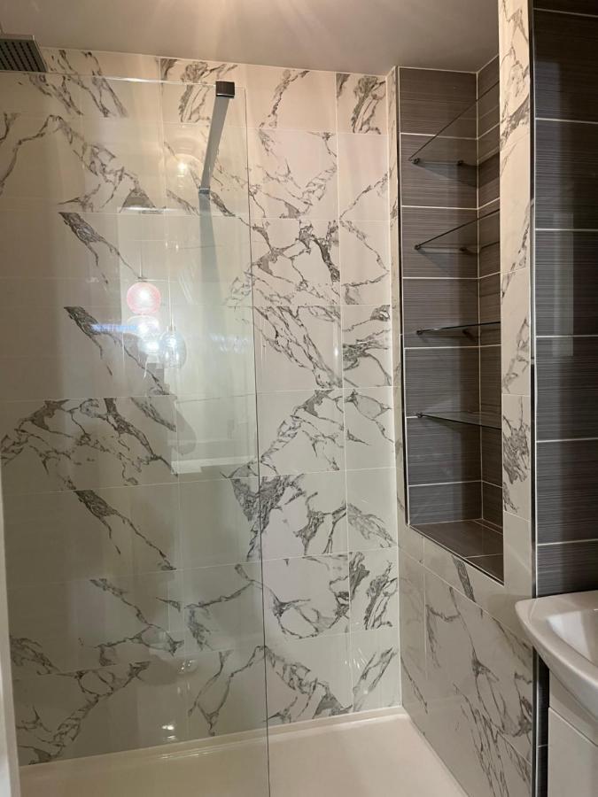 Private Room, Shared Bathroom With One Other, Tea And Coffee Making Facilities, Mini Fridge And Hairdryer, King Sized Bed With Help Yourself Continental Breakfast In Secluded Modern Property With Parking Bournemouth Exteriör bild